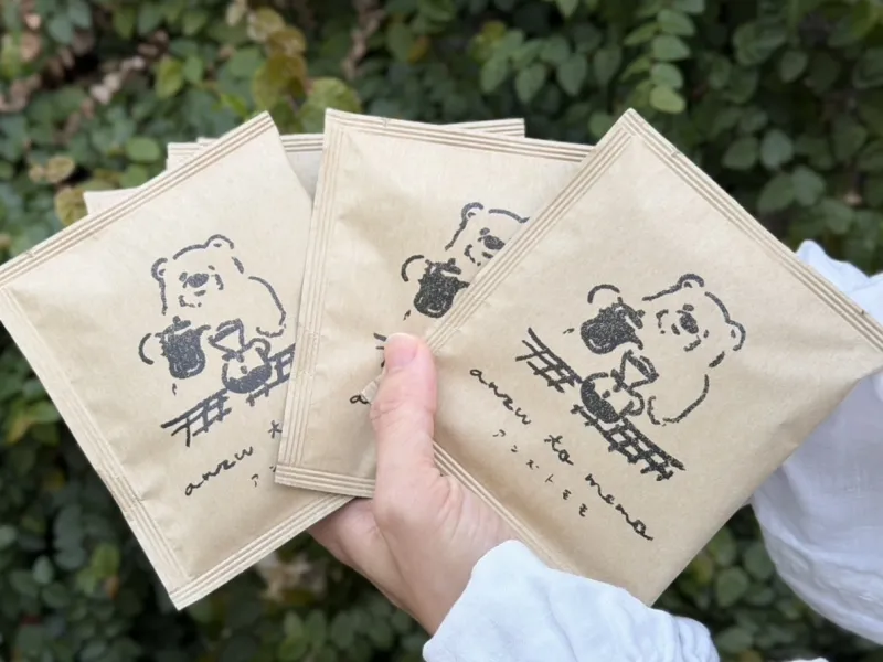 チャイさんにかいていただいた、ごろうのドリップパックコーヒー。中深煎りで酸味が少なく毎日のみたくなるブレンドです。