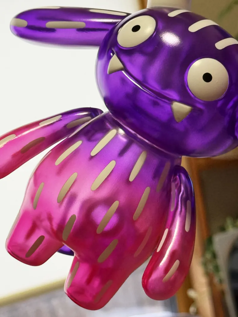 紫からピンクのグラデーションは夜明けをイメージしたカラーです。