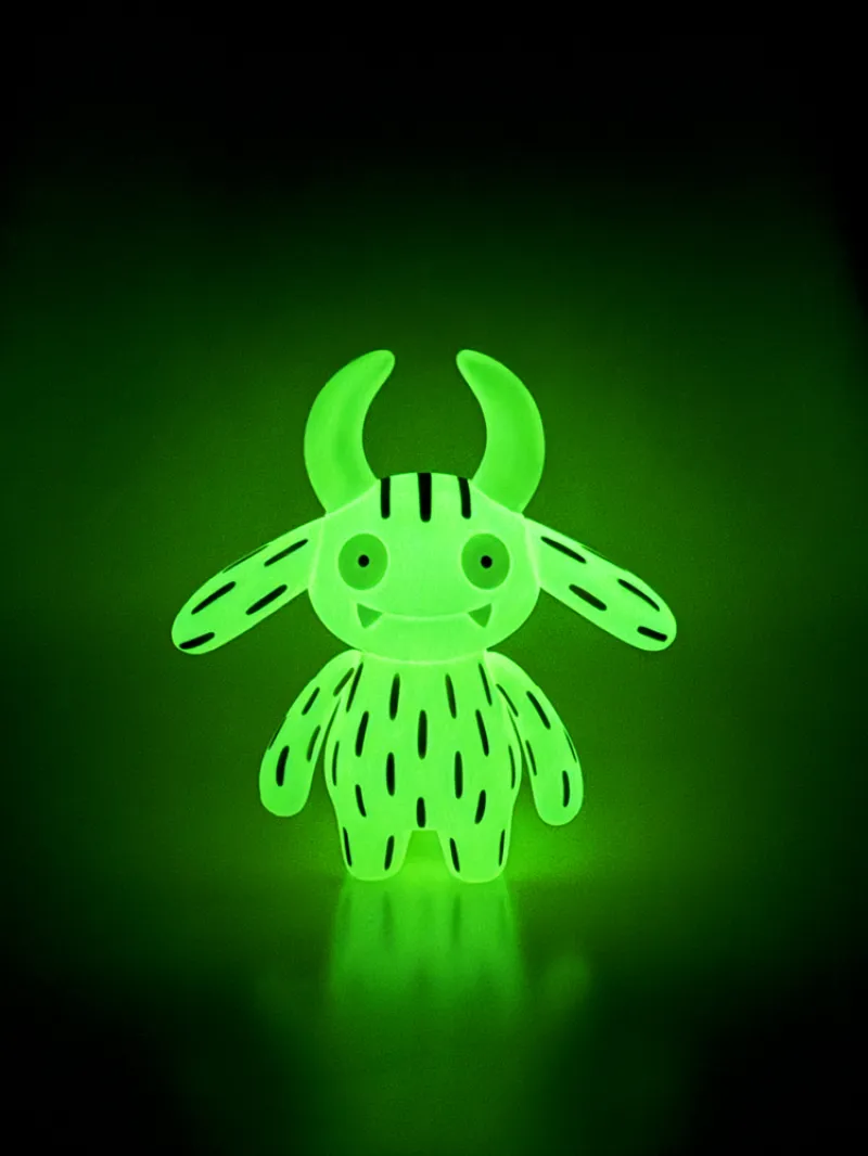 暗闇で怪しく光るゴーストカラーの蓄光成型「ポポリ」です。