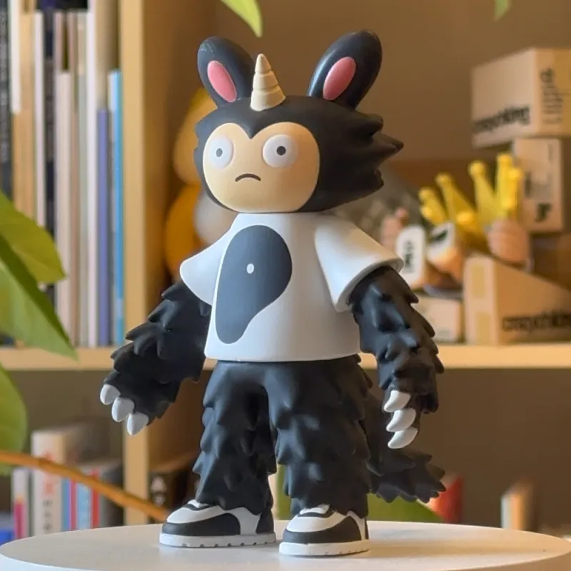 白いTシャツを着たオレオカラーの「ポルッチ」です。