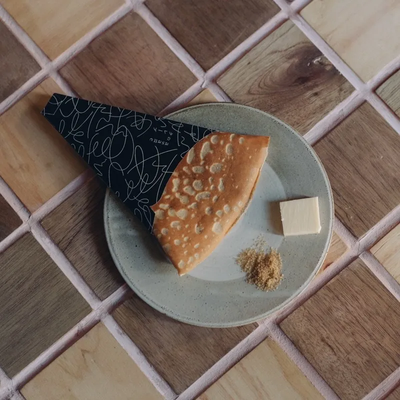 北海道産の全粒粉小麦を使用した小麦の香ばしさが味わえる、シンプルだからこその満足感が得られるクレープ