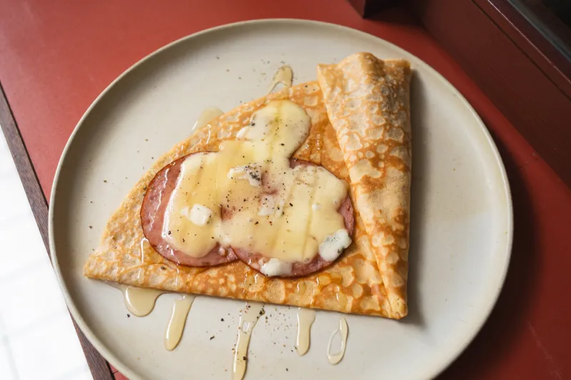 2種のチーズとペッパーソーセージの塩気がはちみつと生地の甘さに包まれた、甘じょっぱいお食事くれーぷ