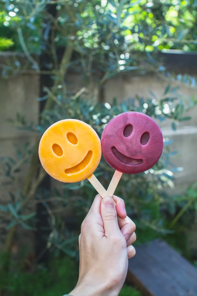 マンゴーとぶどうのにっこりスマイルがキュートなアイスキャンディー