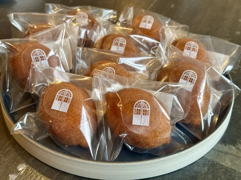 「瀬戸内レモンポレンタケーキ」小麦粉不使用のレモンケーキ。レモン果汁のシロップを染み込ませしっとり食感に。