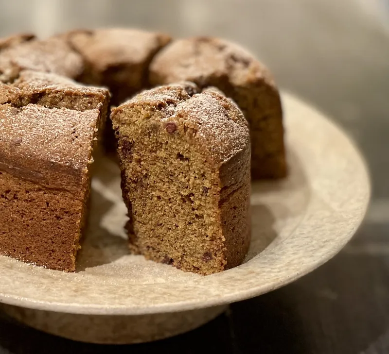 「有機ほうじ茶と有機チョコチップのケーキ」香ばしい有機ほうじ茶を配合したパウンドケーキ。しっとり食感に焼き上げました。