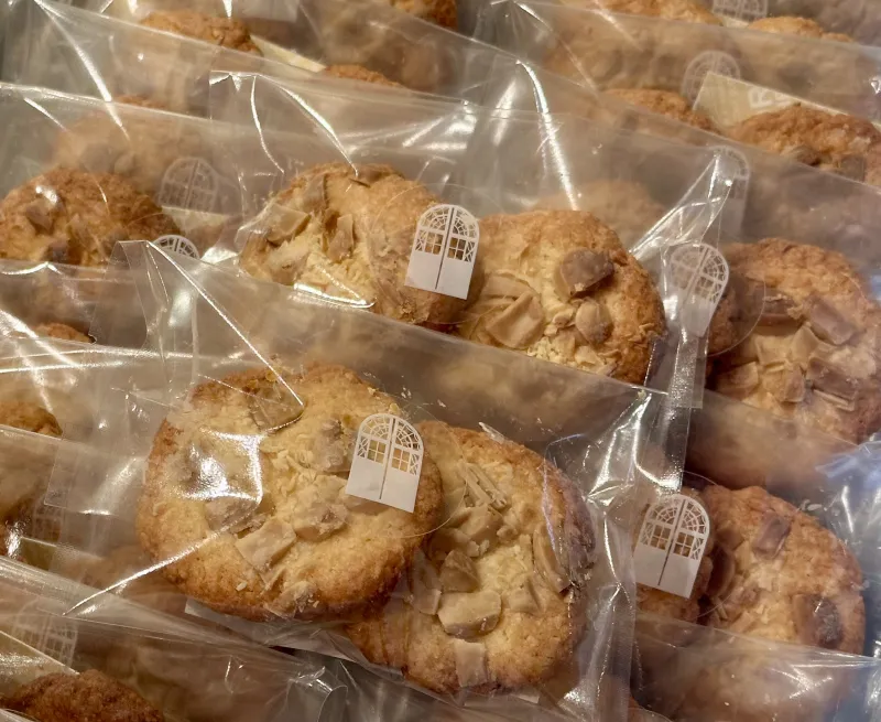 「有機ココナッツと有機ホワイトチョコのクッキー」甘い香りの有機ココナッツをたっぷり使用。ホワイトチョコ入り。