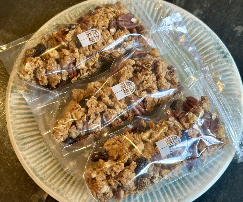 「有機フルーツと有機ナッツのグラノーラ」美味しい大粒のオーツ麦を商品したつまめるグラノーラ。無花果、レーズン入り。