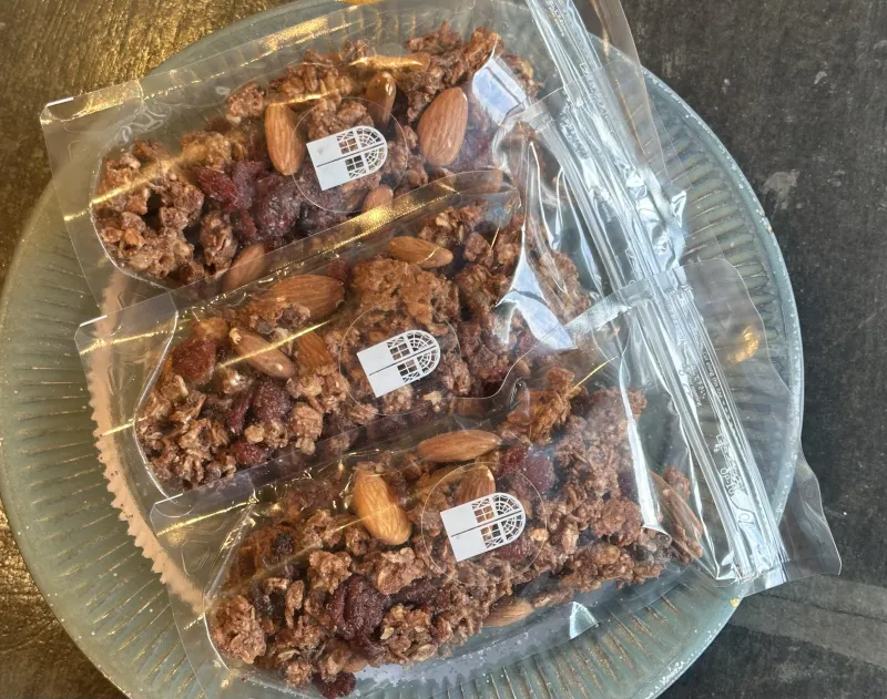 「有機チョコレートと有機アーモンドのグラノーラ」フランスの美味しいチョコチップを混ぜ込んで焼き上げました。