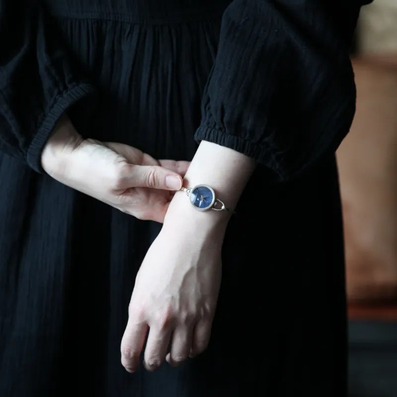 青が印象的な文字盤は、水の情景をイメージして制作をした1点モノの「Time Pieces」シリーズ。