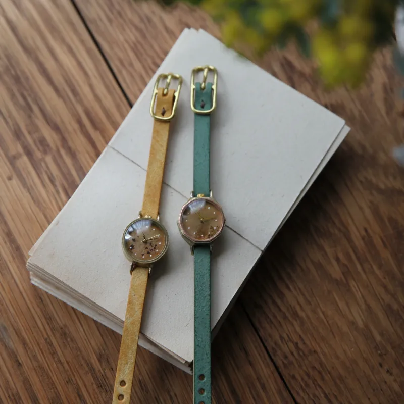 春の季節にぴったりの明るいカラーのベルトを合わせた腕時計は、アクセサリー感覚で身に着けていただけます。