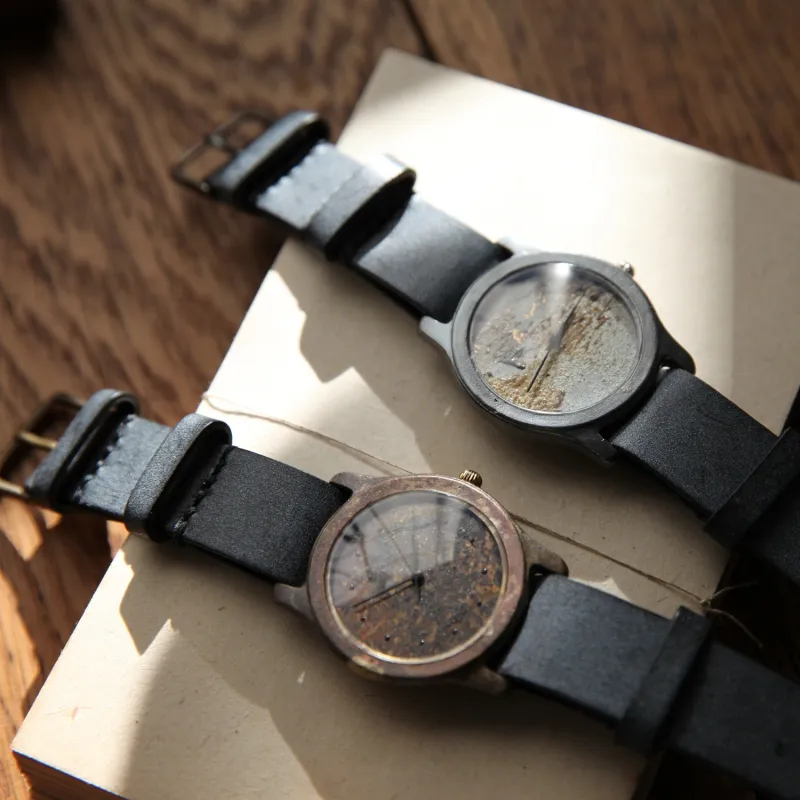 「Time Pieces」シリーズは、水や土、石や木肌の表情、空や植物のグラデーションなど自然の風景を文字盤に表現しました。