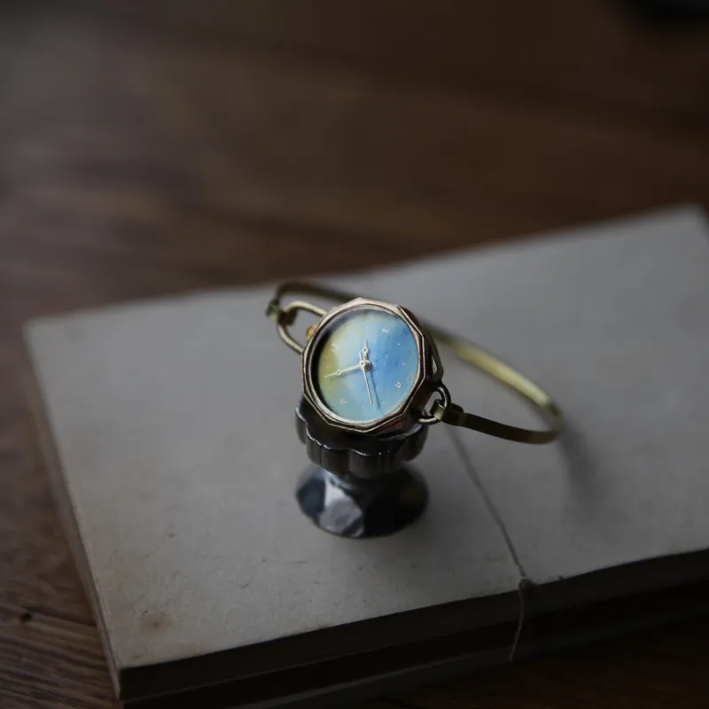 アラビア数字とドットの刻印を入れたインデックスは、実用性もあり文字盤のグラデーションとも馴染みます。