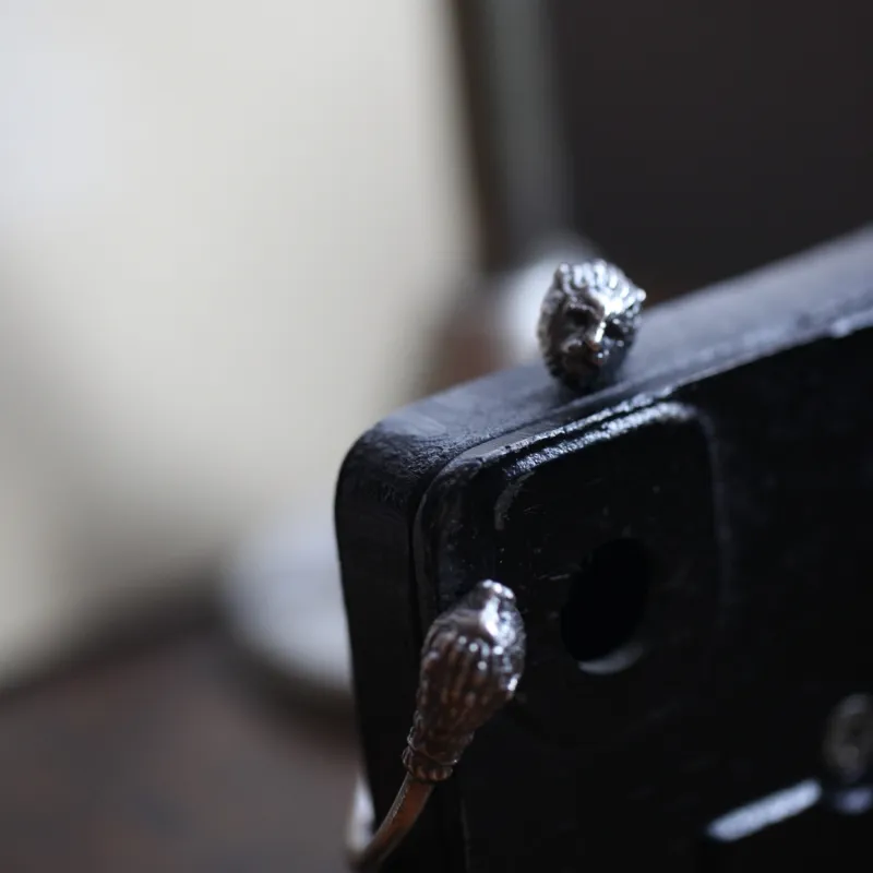 蚤の市では初お披露目となる獅子のバングル。大切な時間を静かに見守ってくれるような存在をイメージして制作しました。