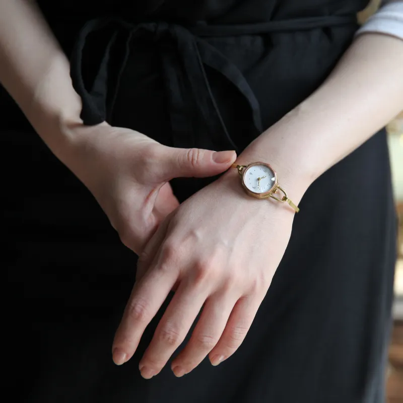 定番のバングルウォッチは、文字盤のバリエーションも豊富にお持ちします！　ご希望のサイズのバングルをお選びいただけます。