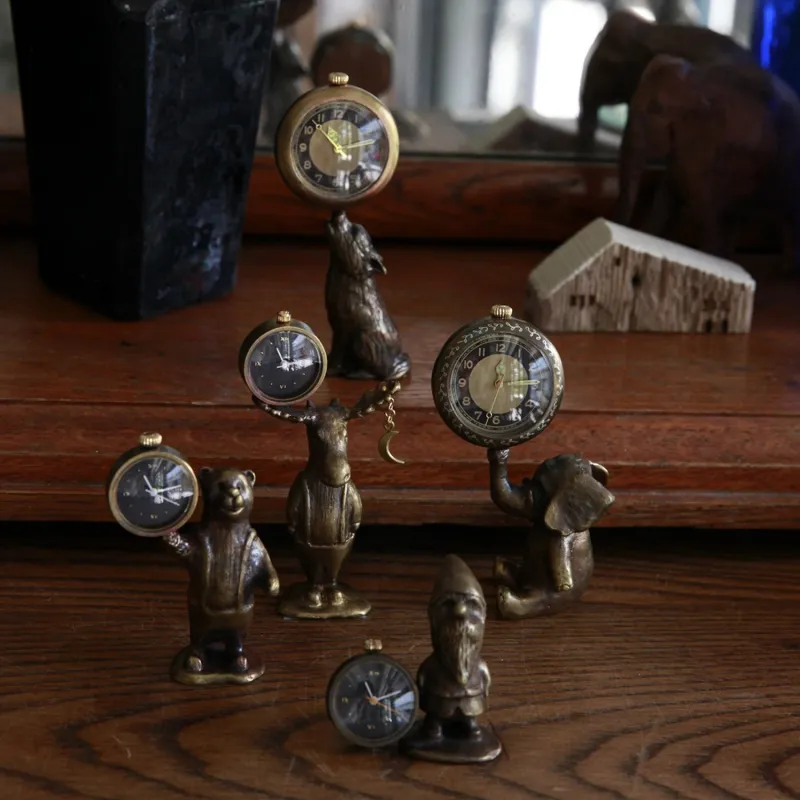 それぞれの個性がかわいい動物の置時計。卓上や飾り棚などに置いて、ほっと和んでいだけたら嬉しいです。