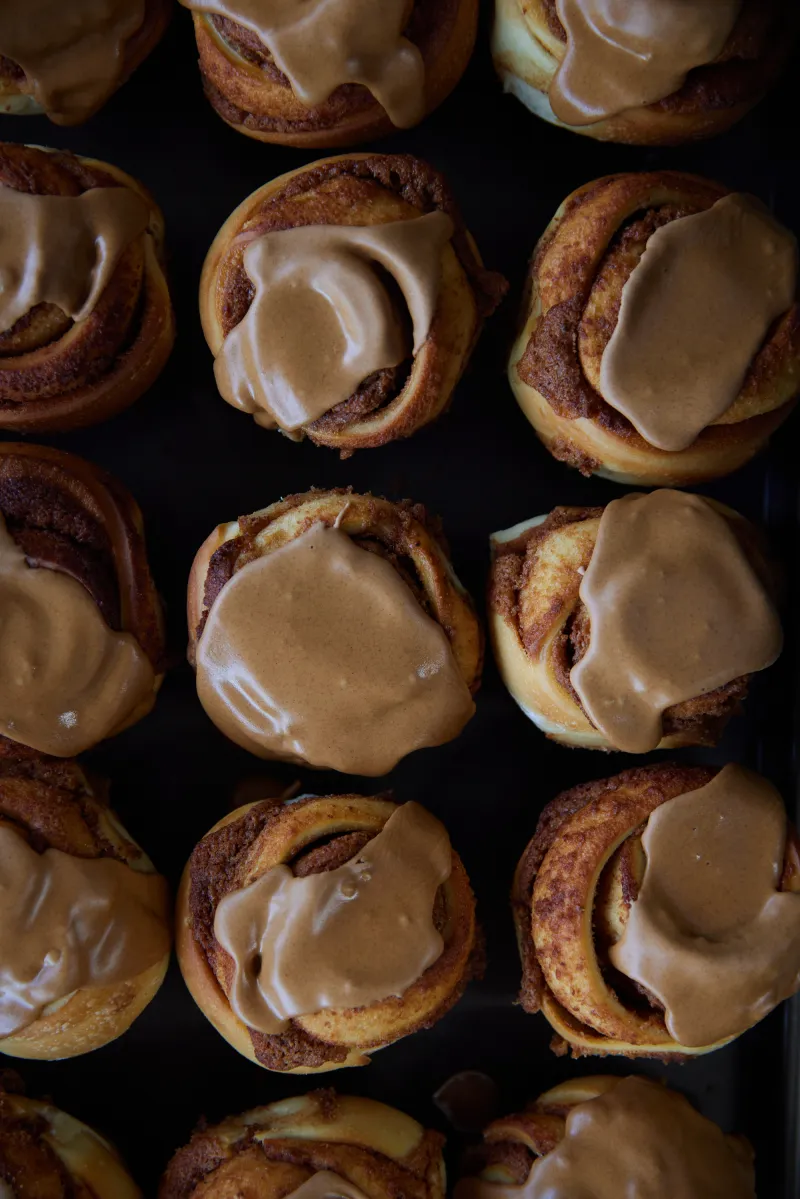 「シナモンロール」シナモンダマンドにシナモンアイシング、砕いたカルダモンも。
