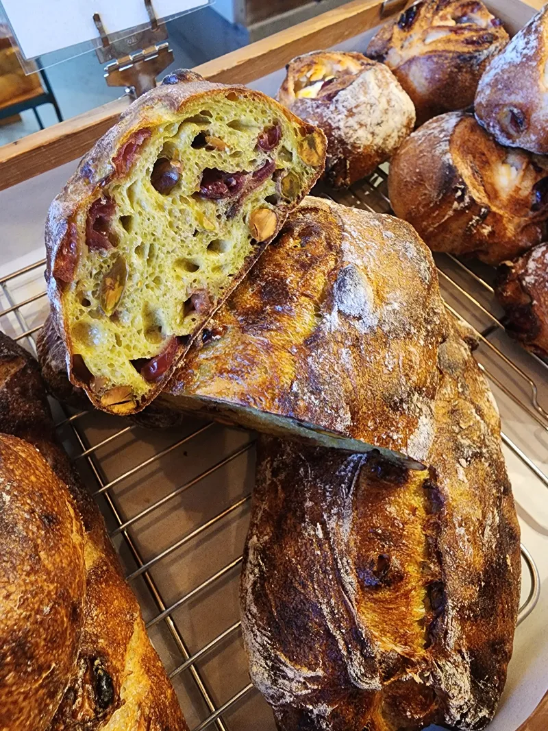 「ピスタチオとクランベリーのカンパーニュ」高加水生地で皮が薄く歯切れが良い。