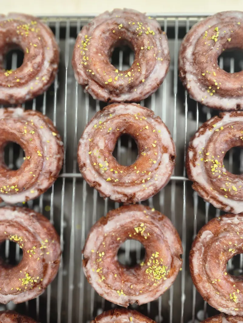 「レモンドーナツ」バターの代わりにサワークリームを使用したあっさり生地に瀬戸内レモンか果汁のアイシング。