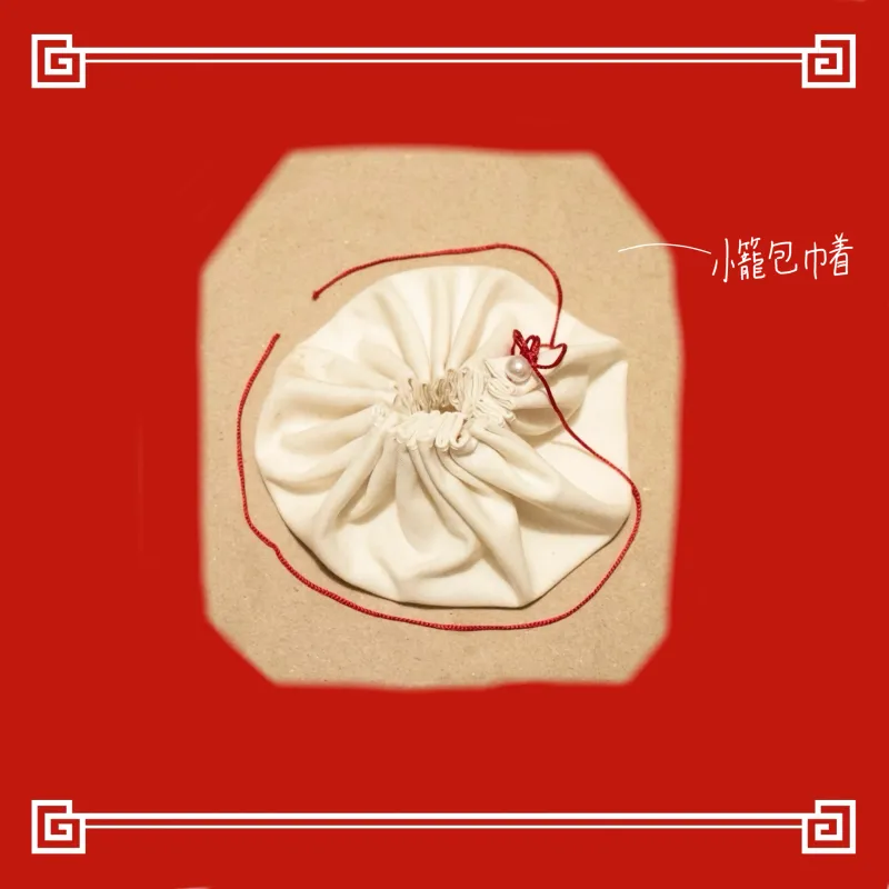 思わず食べたくなるような、ころんと可愛い小籠包巾着。中身を自由に詰めて、ぜひ自分だけの使い方を楽しんでみてください！