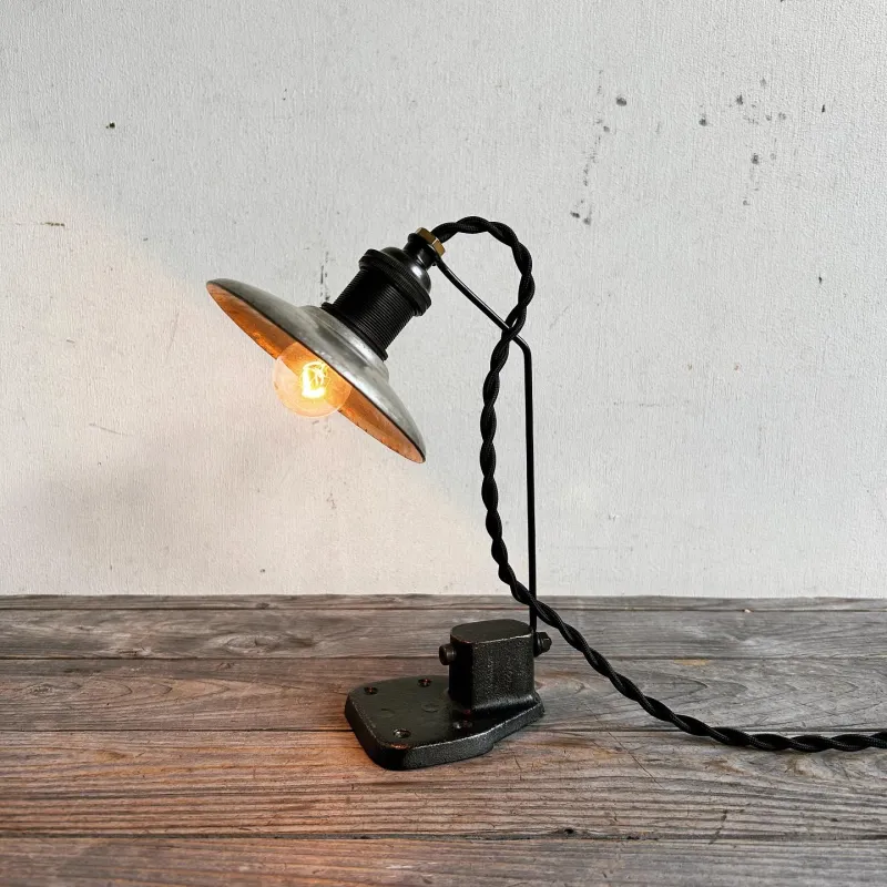 金属の茶托をシェードに使ったテーブルライト