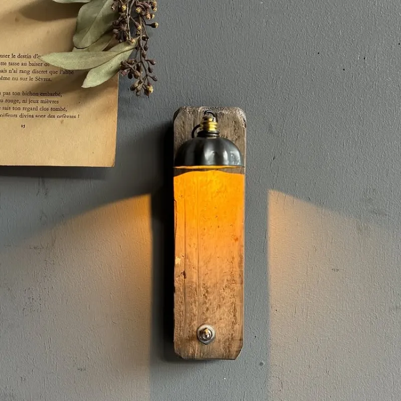 小さな菓子型と古材を組み合わせて作った乾電池で燈る小さな灯り