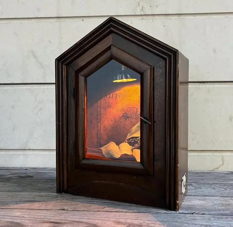 柱時計の一部を使った小さなお家の様な灯り