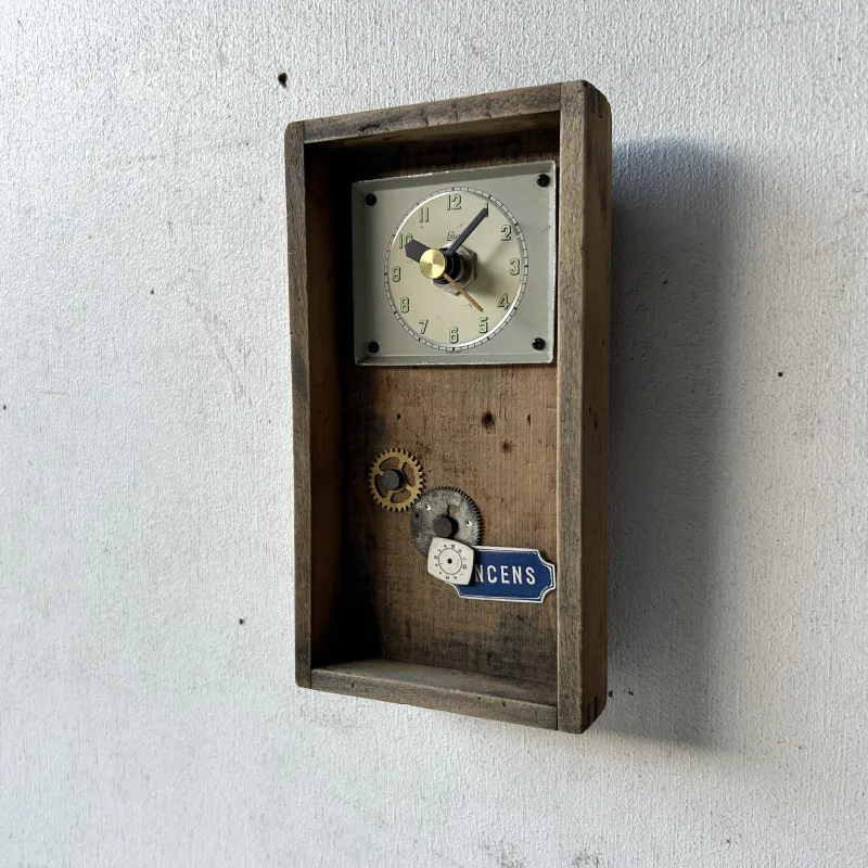 トラベルクロックの文字盤を使った掛け時計