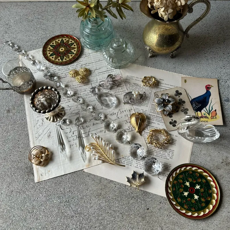 レトロなブローチやシャンデリアパーツなどの古道具達（参考画像）