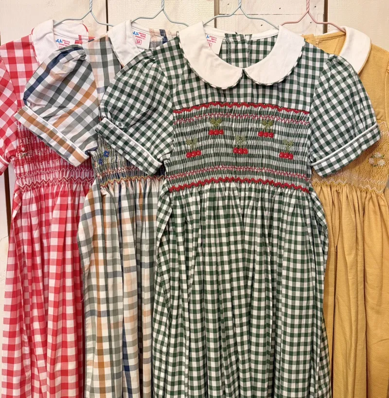 フランスで売られているスモッキングの子供用ワンピース