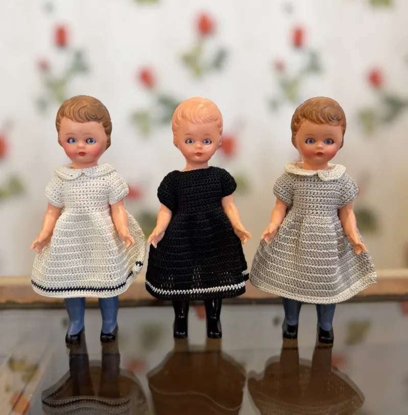 1970年代に西ドイツで作られたスリープアイのお人形にかわいいドレスを着せました。