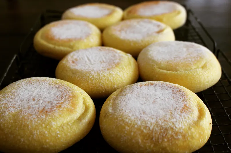 「かぼちゃクリームチーズパン」は生地にローストしたかぼちゃを練り込み自家製かぼちゃ餡とクリームチーズを包んでいます。