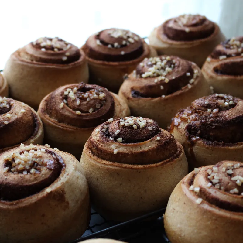 有機シナモン、有機カルダモン入りの生地にザラメをトッピングした大人なシナモンロール