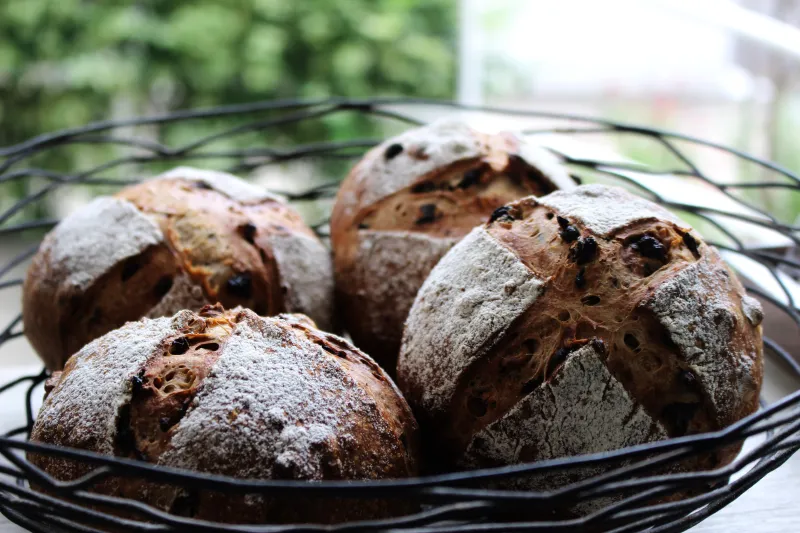 カランツとくるみがたっぷり入ったお食事パン。ワインやクリームチーズとの組み合わせもおすすめです。
