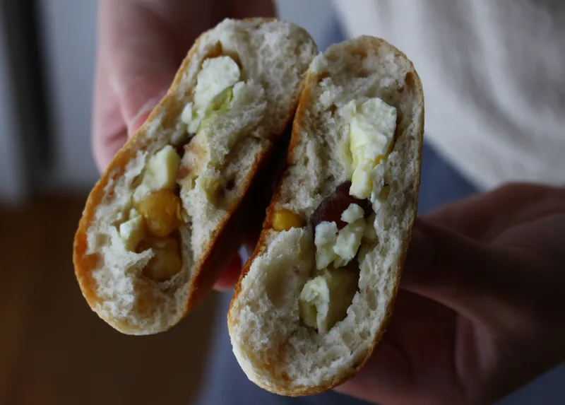 生地に蜂蜜と菜種油を練り込み4種類の甘いお豆とクリームチーズを包んでいます。甘じょっぱい組み合わせが人気。