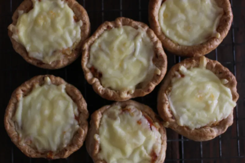 玄米、野菜、ひじきを炊き上げ、ザクザクの全粒粉入の生地に敷き詰めチーズをのせてじっきり焼き上げています。