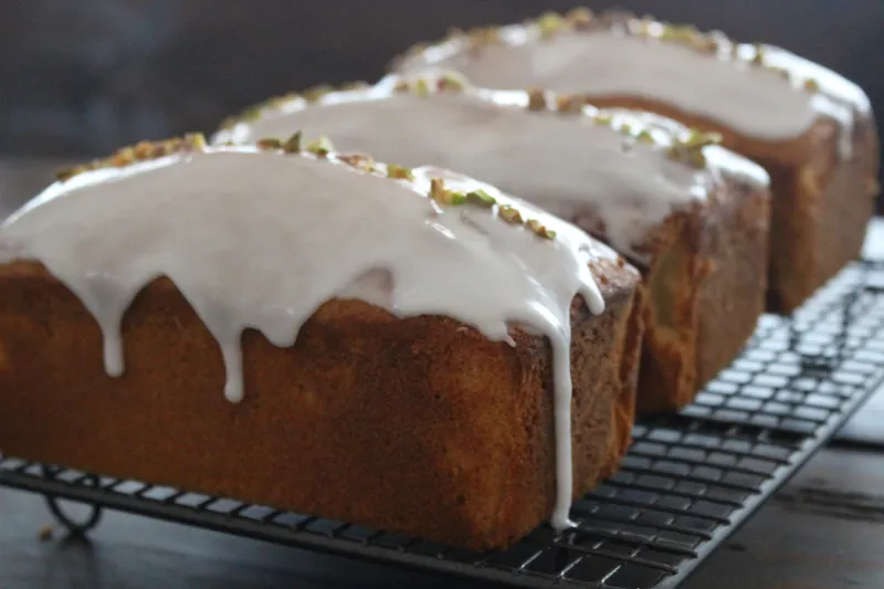 よつばバターと菜種油、有機レモンを使用したパン屋さんの素朴なレモンケーキです。