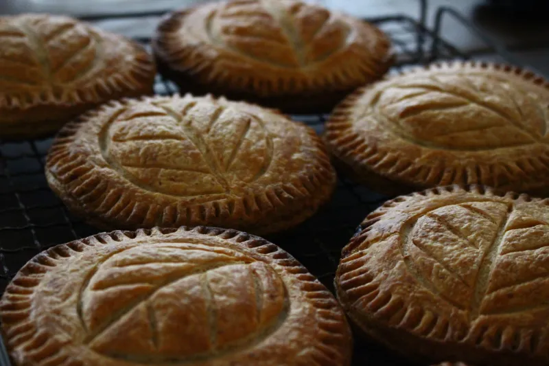 丁寧に手折りで仕上げたパイ生地に長時間煮たふじりんごを入れて焼き上げています。砂糖未使用のりんごパイです。