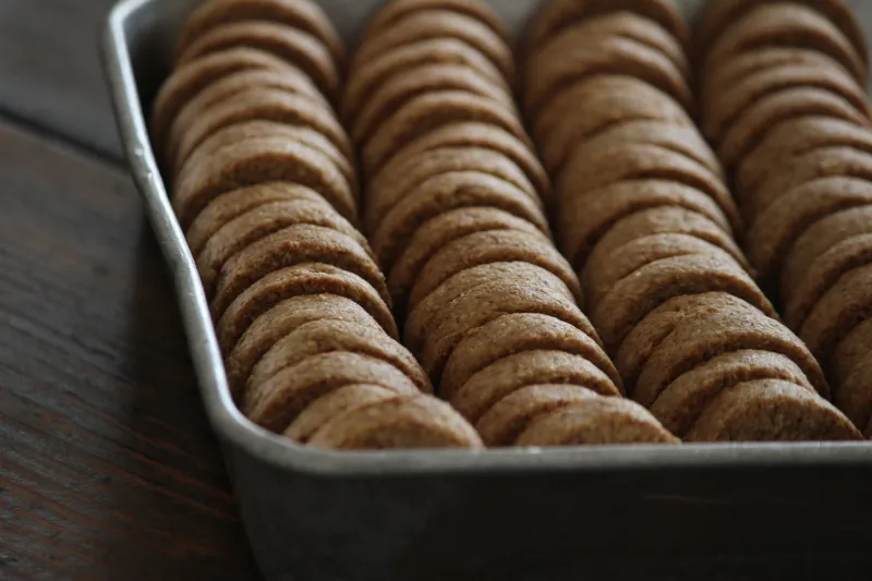 じっくりローストしたくるみがたっぷり入った素朴なくるみサブレ。珈琲や紅茶と一緒にお召し上がり下さい。