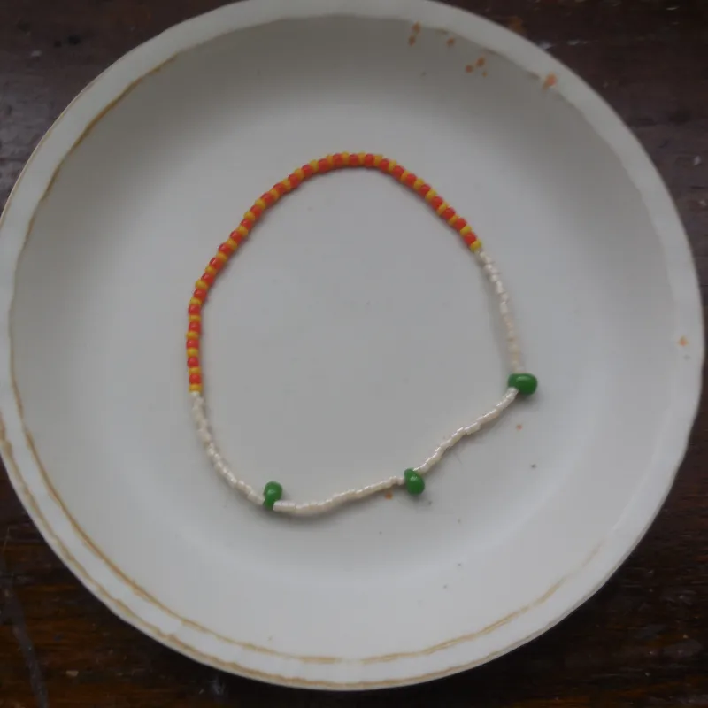 豆モチーフのビーズのブレスレット