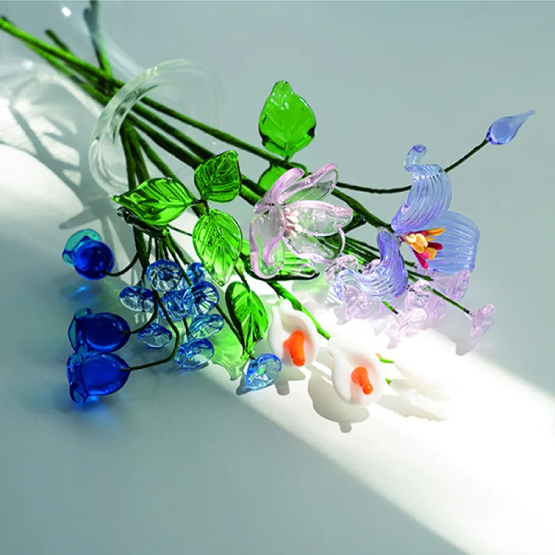 ガラスとワイヤーで表現されたアーティフィシャルフラワー