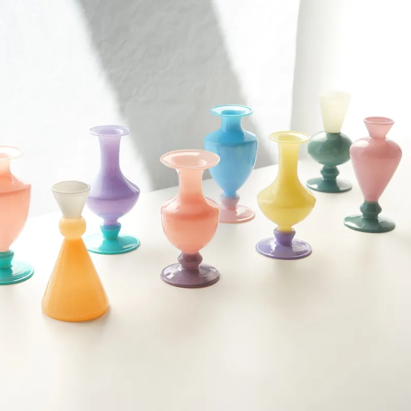 2色の焼き付け塗装が施された、モダンなオブジェのようなフラワーベース