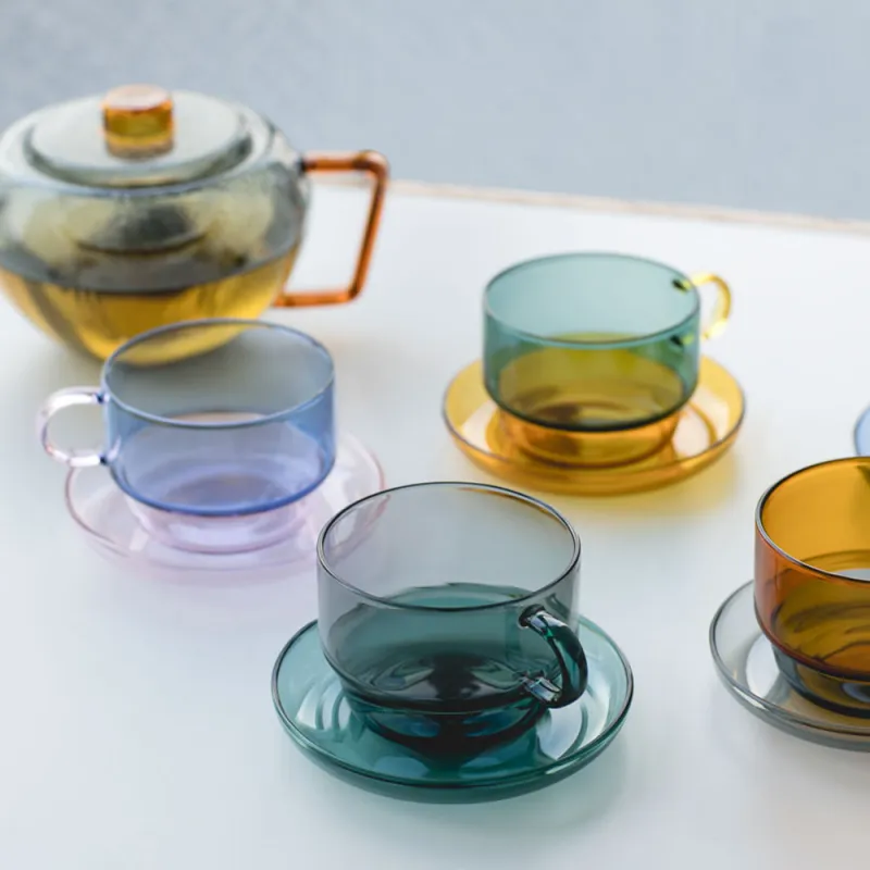 スタッキング可能なマグカップ。耐熱ガラス製。5色展開。