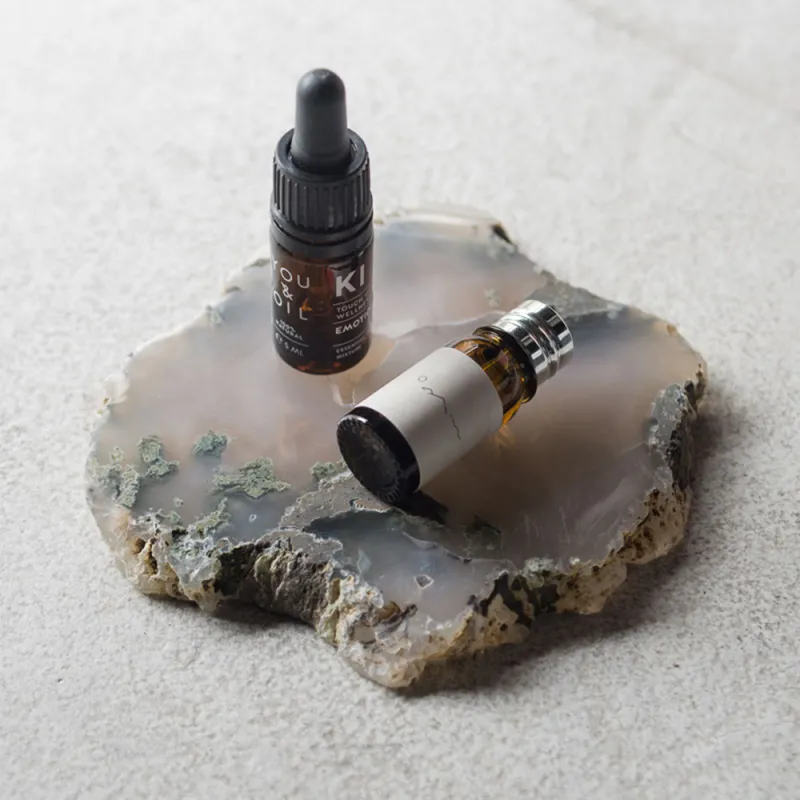 天然石（瑪瑙/めのう）を切り出したコースター。トレイなど様々な用途でご使用いただけます。