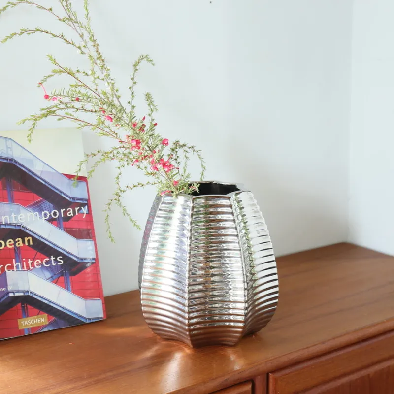 ヴィンテージフラワーベース。この他にもガラスものや陶器製など様々な種類のものをお持ちする予定です！