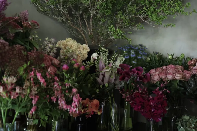 市場で仕入れた新鮮な季節の切花！　一輪から、その場でお束ねもできます。