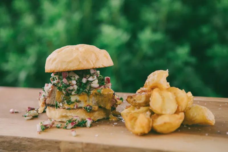 信州素材と炭火焼きポークのハンバーガーと自家製手割りじゃがいもフライのセット