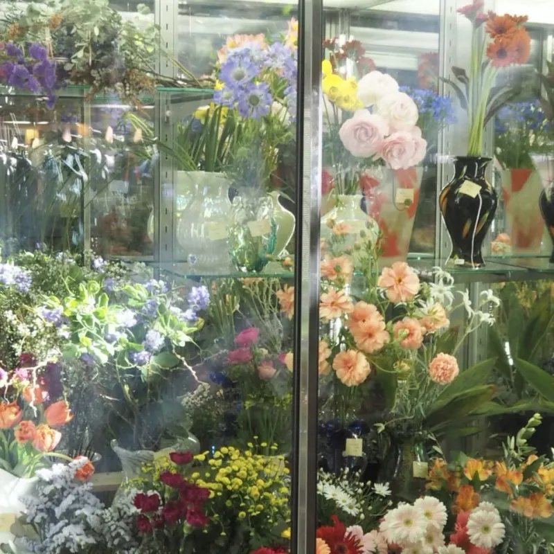 ビンテージフラワーベースと季節の生花