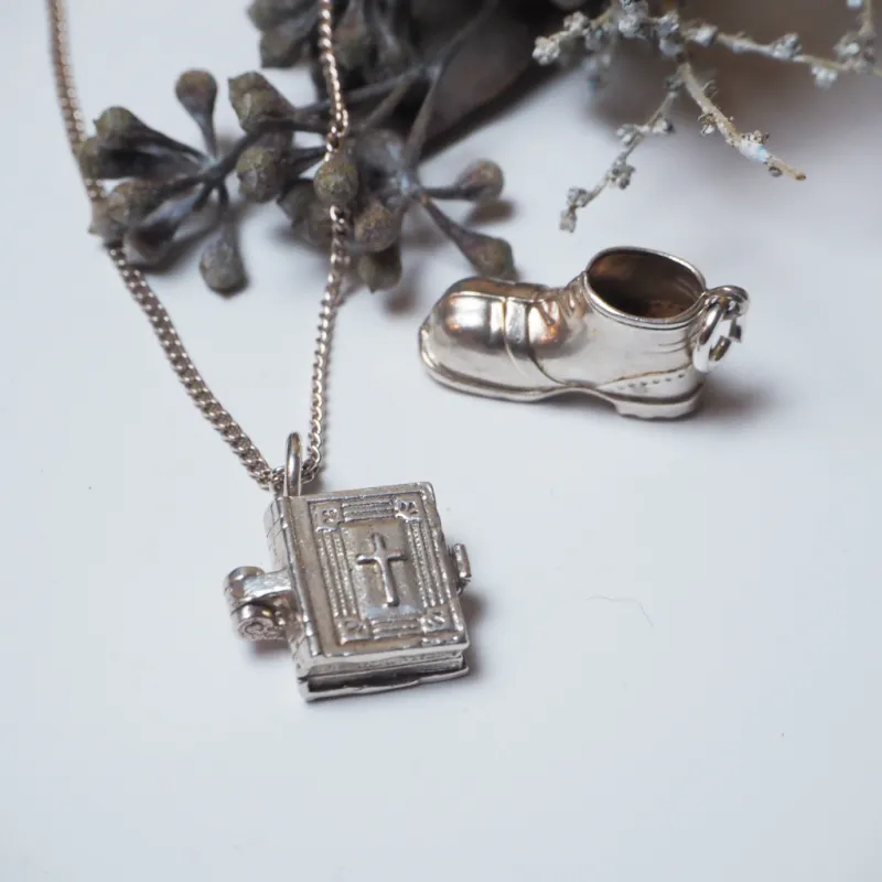 数百種類のモチーフから選べるヴィンテージのシルバーチャーム