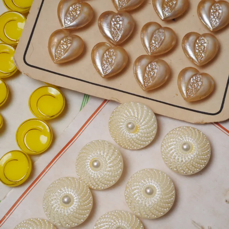 レトロな色やデザインが魅力のヴィンテージガラスボタン