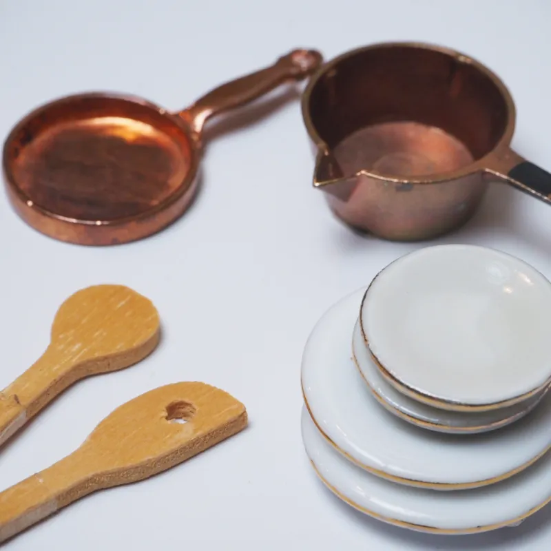 メタルや陶器の素材感がリアルなドールハウスのミニチュア小物